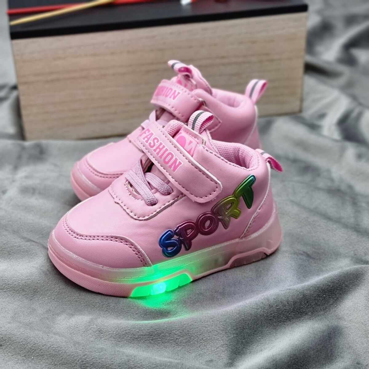 Sneakersi Fata Roz Cu Luminite Astrid